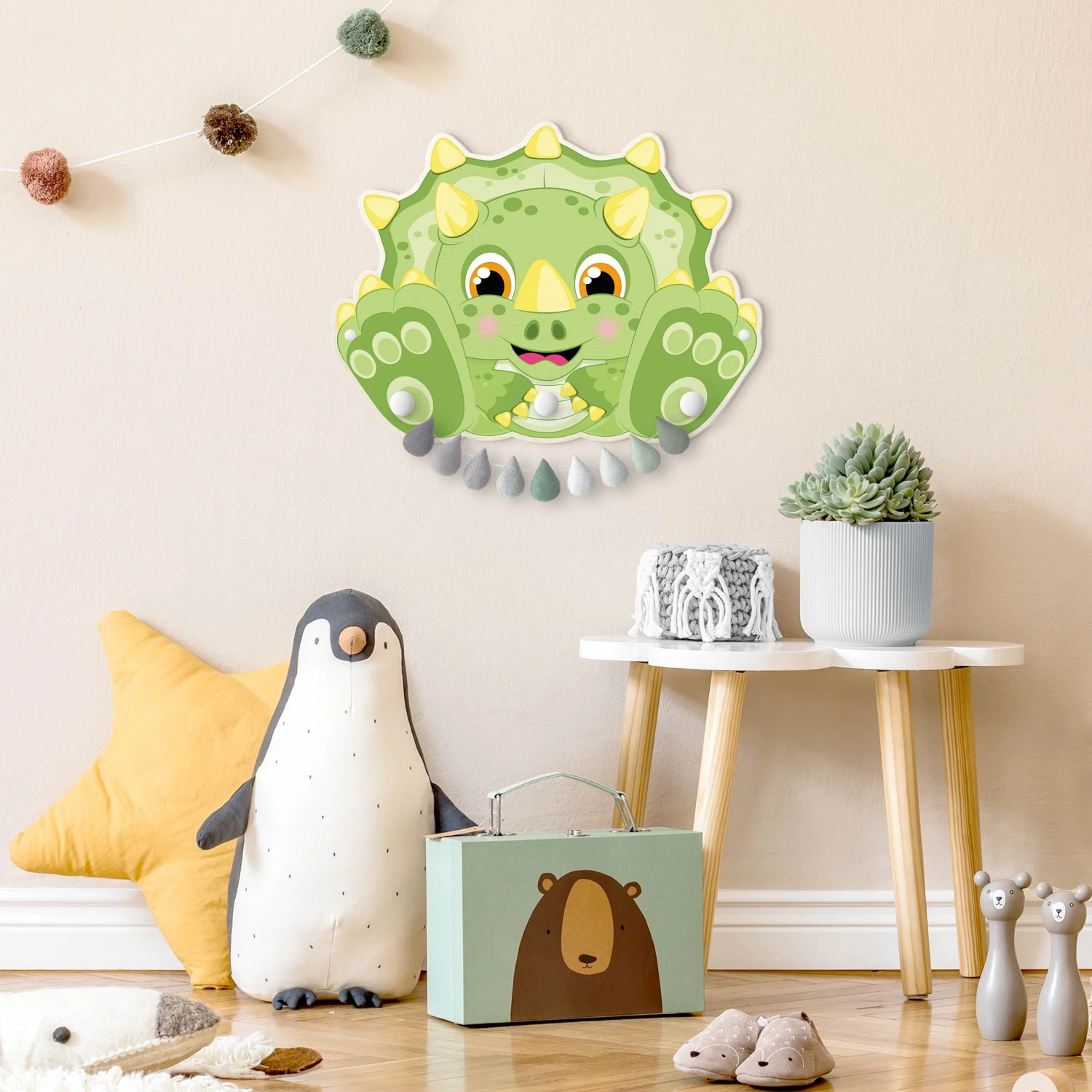 Kindergarderobe Holz - Dicker Dinosaurier - Triceratops In Grün 3 Kindergarderobe Holz - Dicker Dinosaurier - Triceratops In Grün – Bild 3