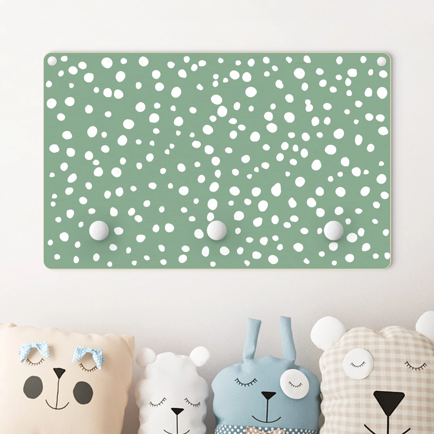 Kindergarderobe Holz - Gezeichnete Kleine Punkte Auf Moosgrün In Grün 2 Kindergarderobe Holz - Gezeichnete Kleine Punkte Auf Moosgrün In Grün – Bild 2